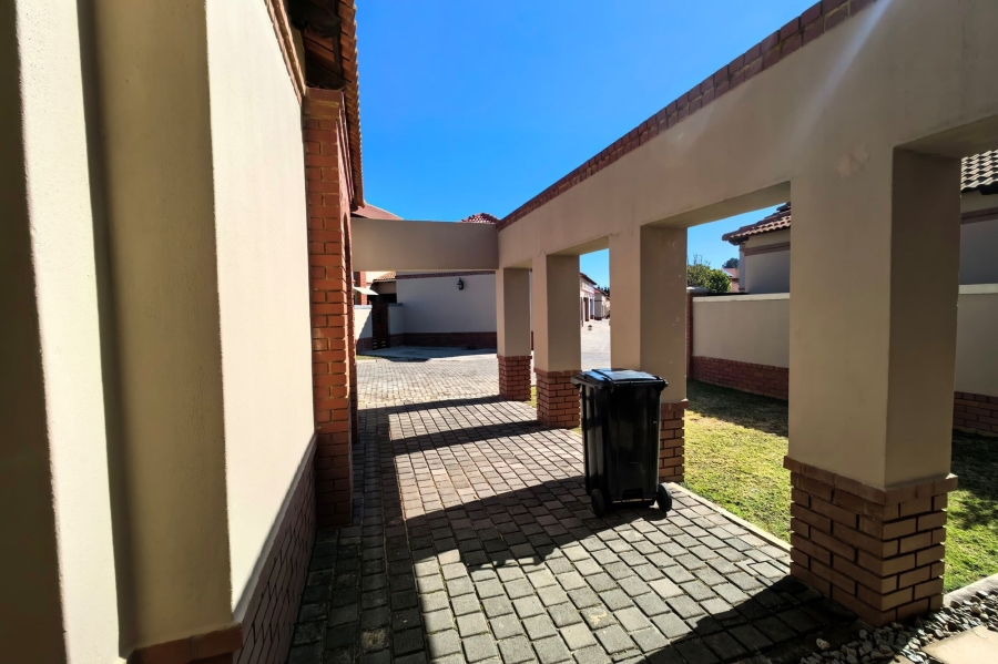 3 Bedroom Property for Sale in Bronberg Close Gauteng