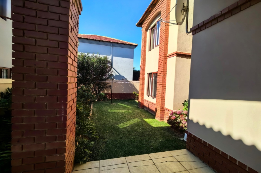 3 Bedroom Property for Sale in Bronberg Close Gauteng