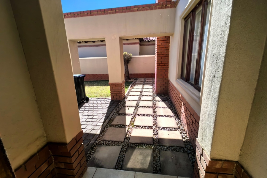 3 Bedroom Property for Sale in Bronberg Close Gauteng