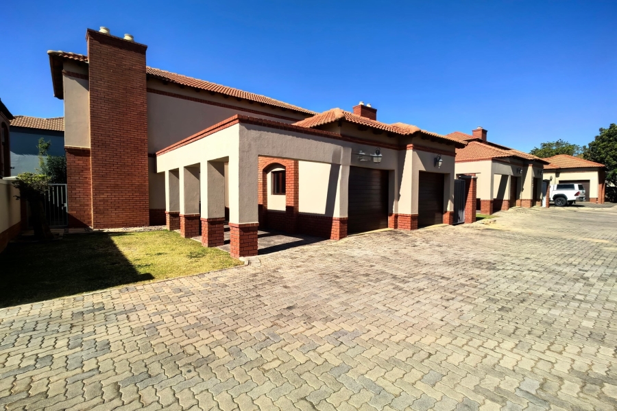 3 Bedroom Property for Sale in Bronberg Close Gauteng