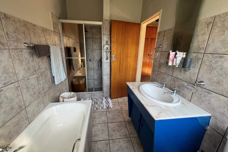 5 Bedroom Property for Sale in Doringkloof Gauteng