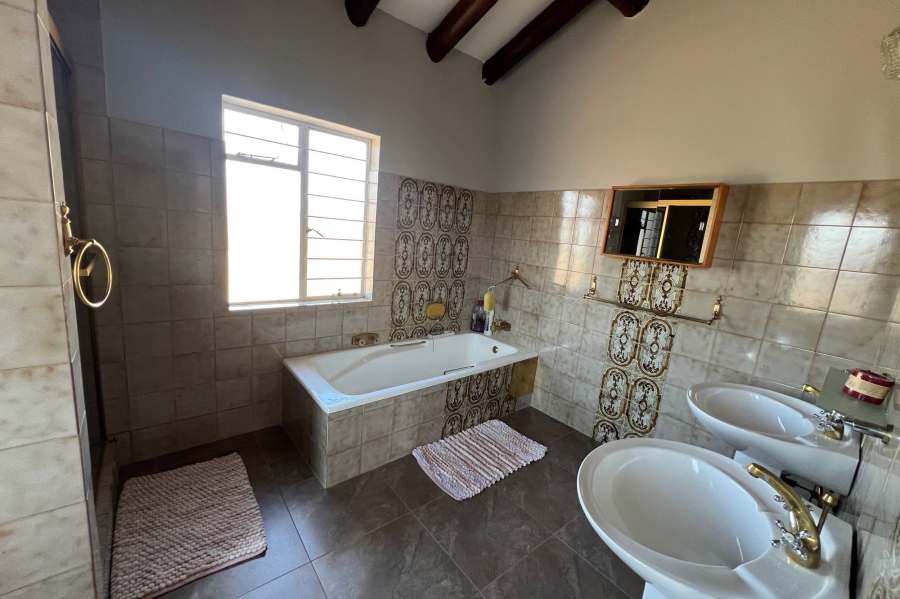 5 Bedroom Property for Sale in Doringkloof Gauteng