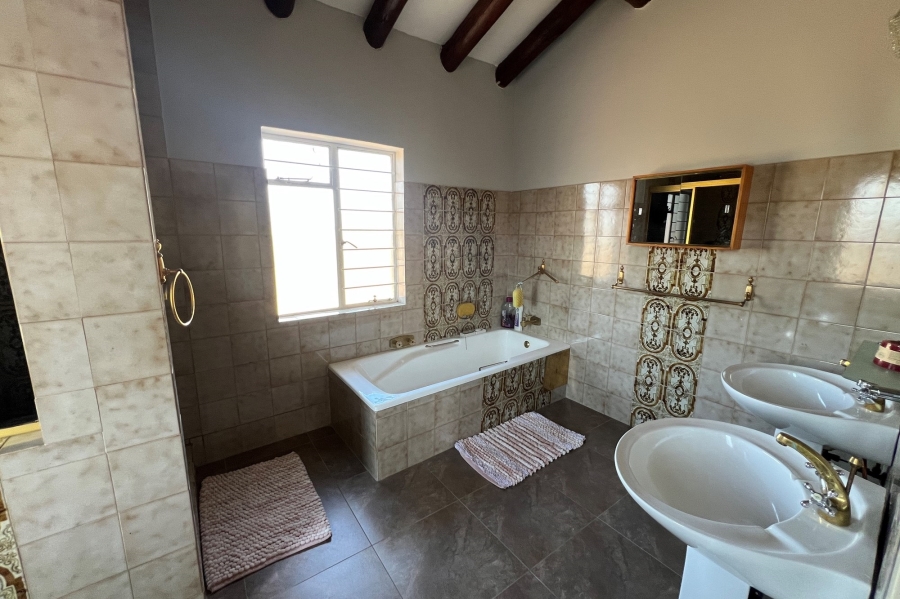 5 Bedroom Property for Sale in Doringkloof Gauteng