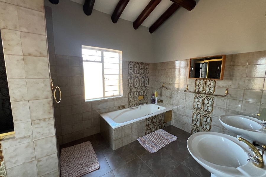 5 Bedroom Property for Sale in Doringkloof Gauteng