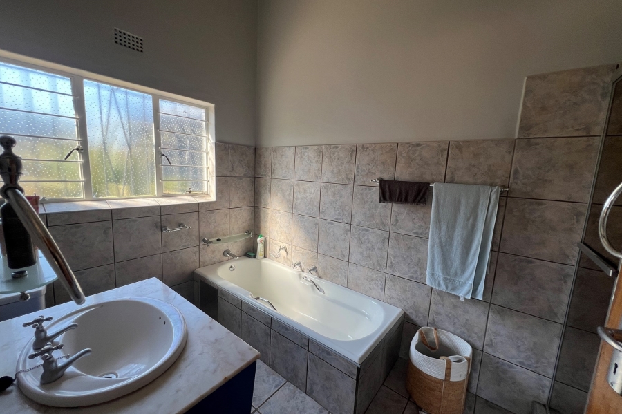 5 Bedroom Property for Sale in Doringkloof Gauteng