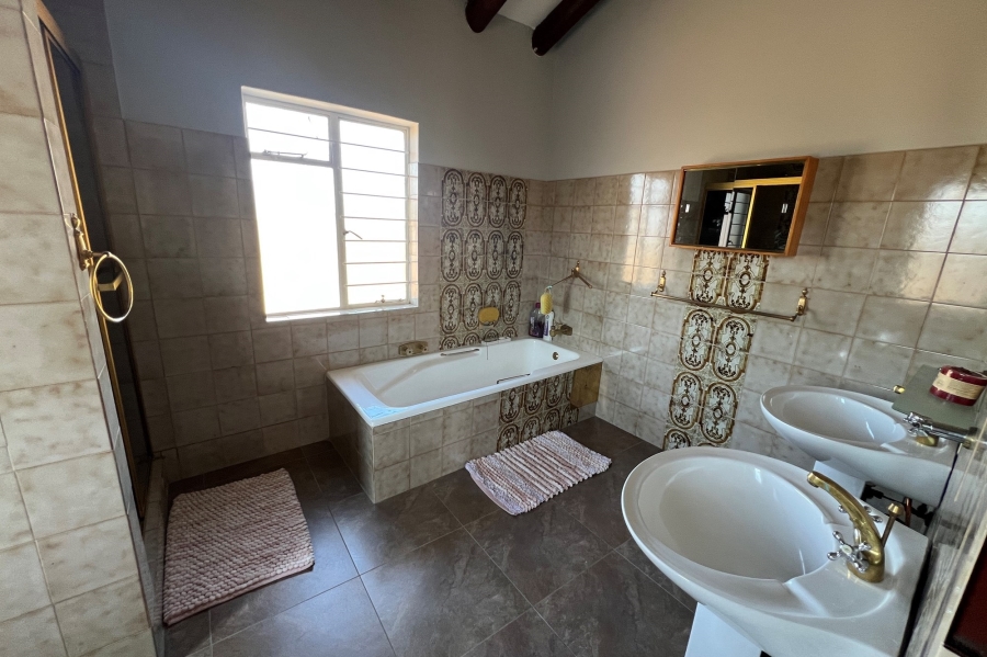 5 Bedroom Property for Sale in Doringkloof Gauteng