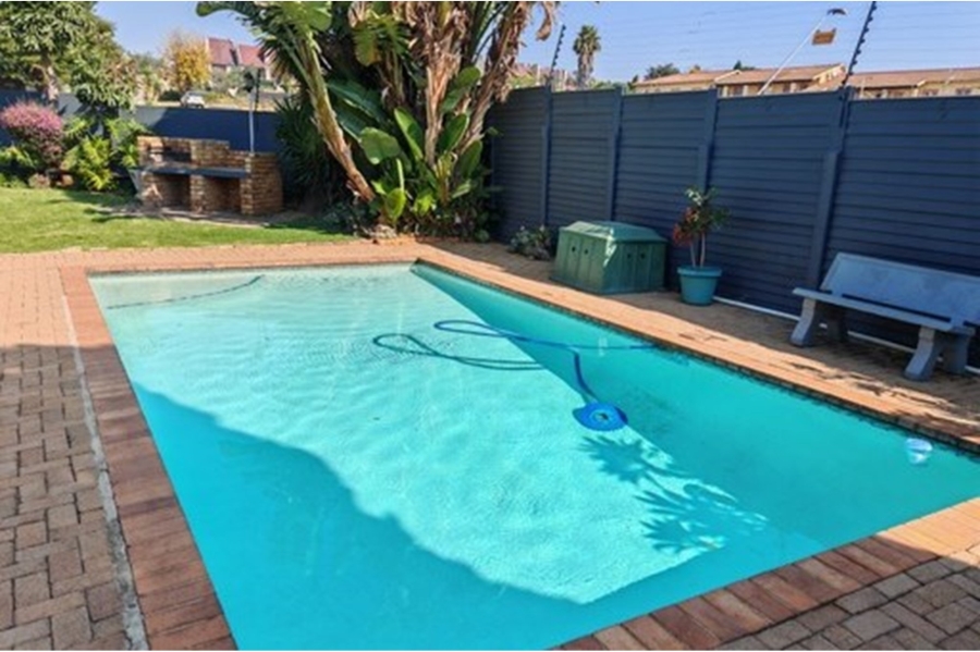 To Let 2 Bedroom Property for Rent in Sundowner Gauteng