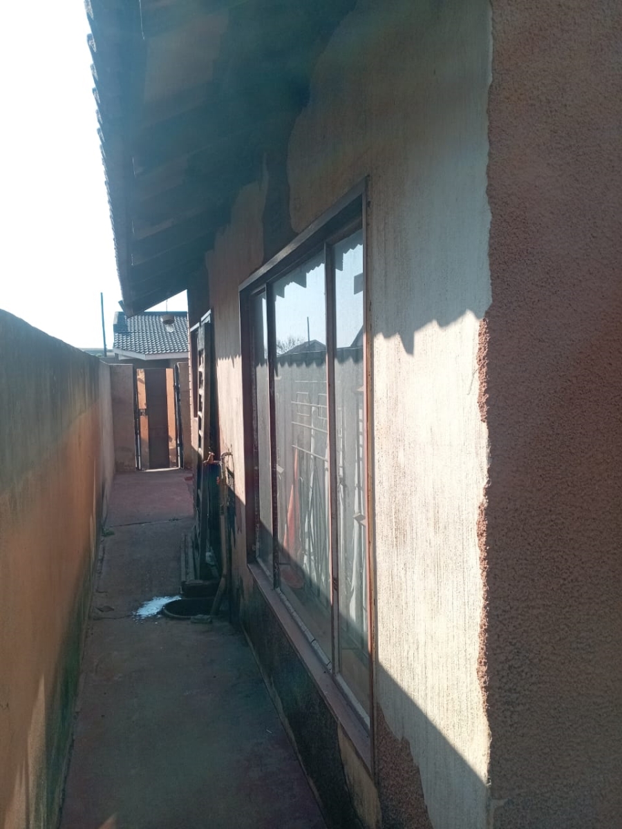 4 Bedroom Property for Sale in Moleleki Gauteng