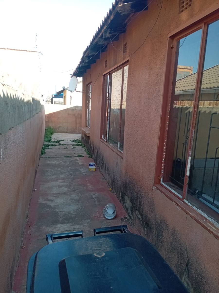 4 Bedroom Property for Sale in Moleleki Gauteng