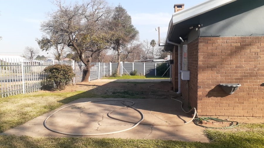 4 Bedroom Property for Sale in Vanderbijlpark Cw 6 Gauteng