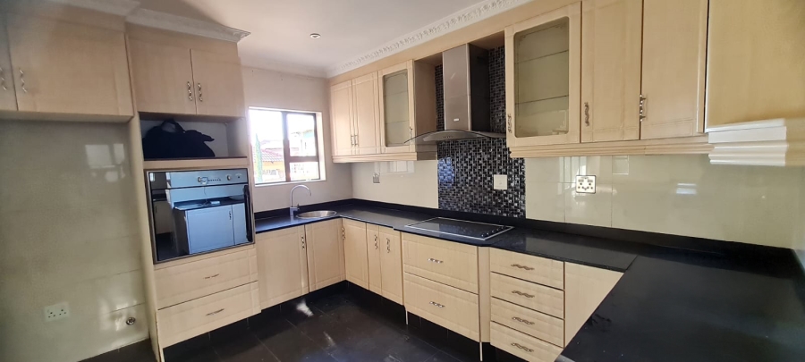 To Let 4 Bedroom Property for Rent in Greenstone Hill Gauteng