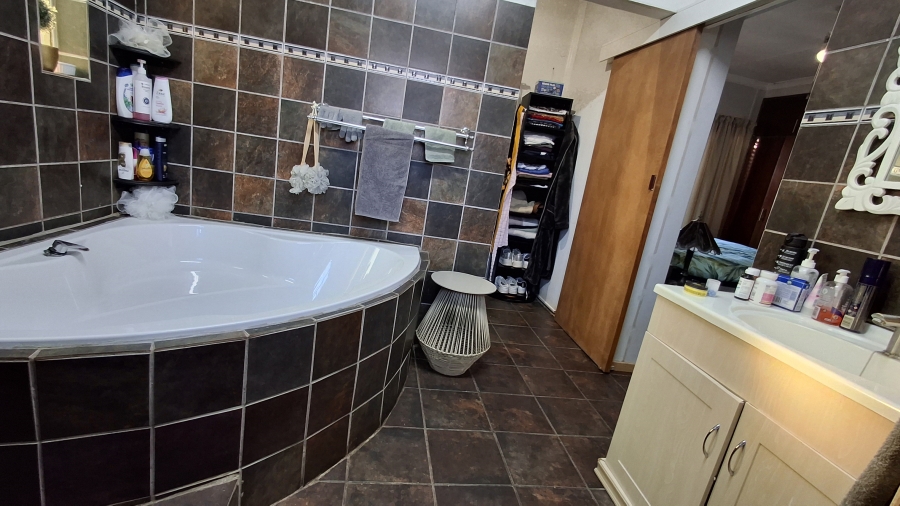 4 Bedroom Property for Sale in Sinoville Gauteng
