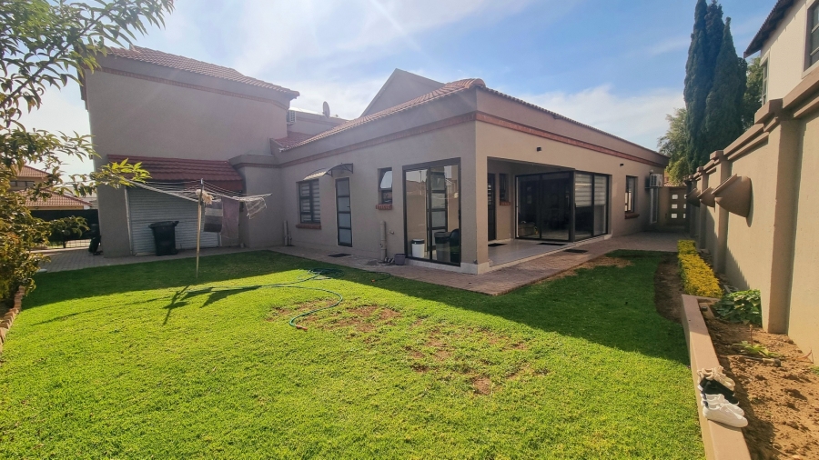5 Bedroom Property for Sale in Crescent Wood Country Estate Gauteng
