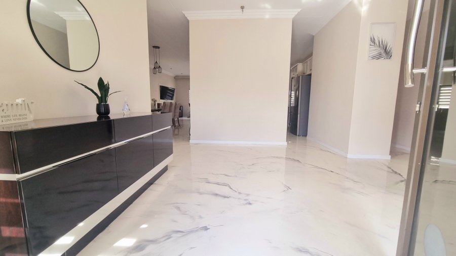 5 Bedroom Property for Sale in Crescent Wood Country Estate Gauteng