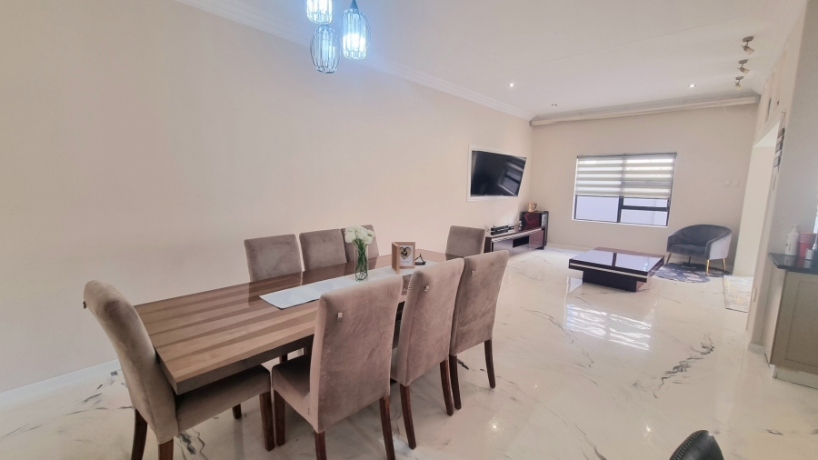 5 Bedroom Property for Sale in Crescent Wood Country Estate Gauteng