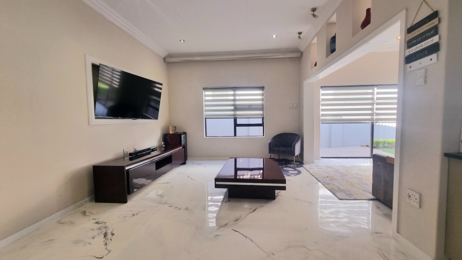 5 Bedroom Property for Sale in Crescent Wood Country Estate Gauteng