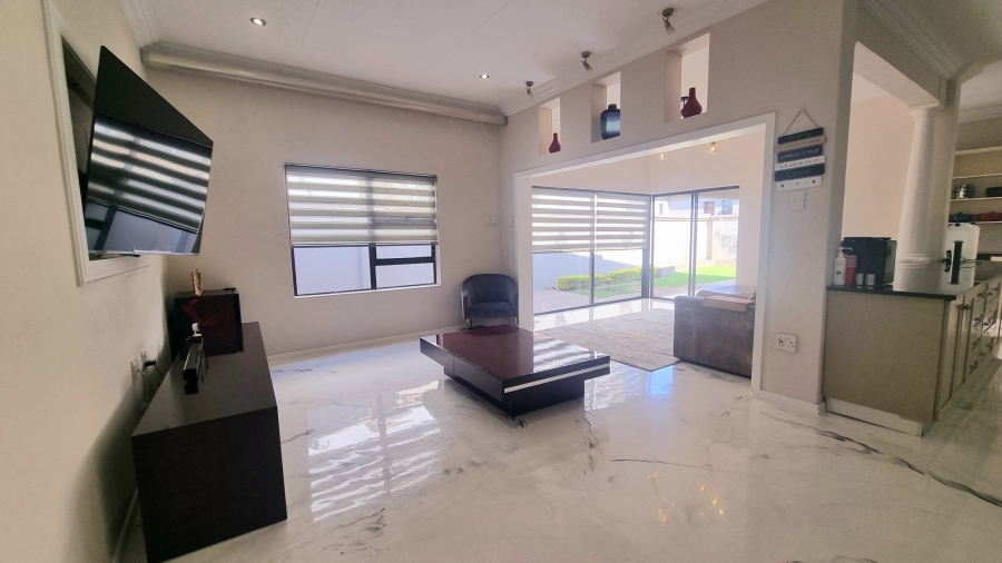 5 Bedroom Property for Sale in Crescent Wood Country Estate Gauteng