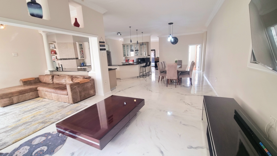5 Bedroom Property for Sale in Crescent Wood Country Estate Gauteng