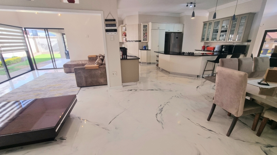 5 Bedroom Property for Sale in Crescent Wood Country Estate Gauteng