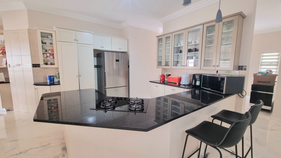 5 Bedroom Property for Sale in Crescent Wood Country Estate Gauteng