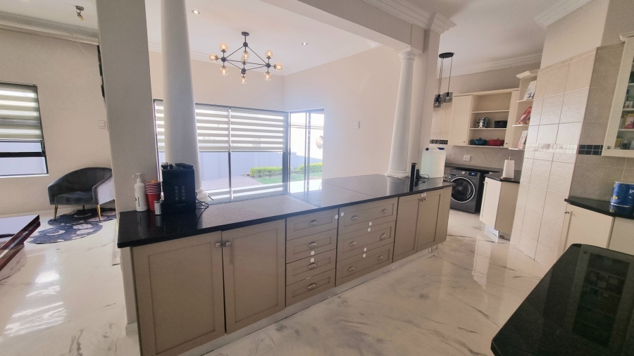 5 Bedroom Property for Sale in Crescent Wood Country Estate Gauteng