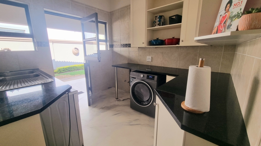 5 Bedroom Property for Sale in Crescent Wood Country Estate Gauteng
