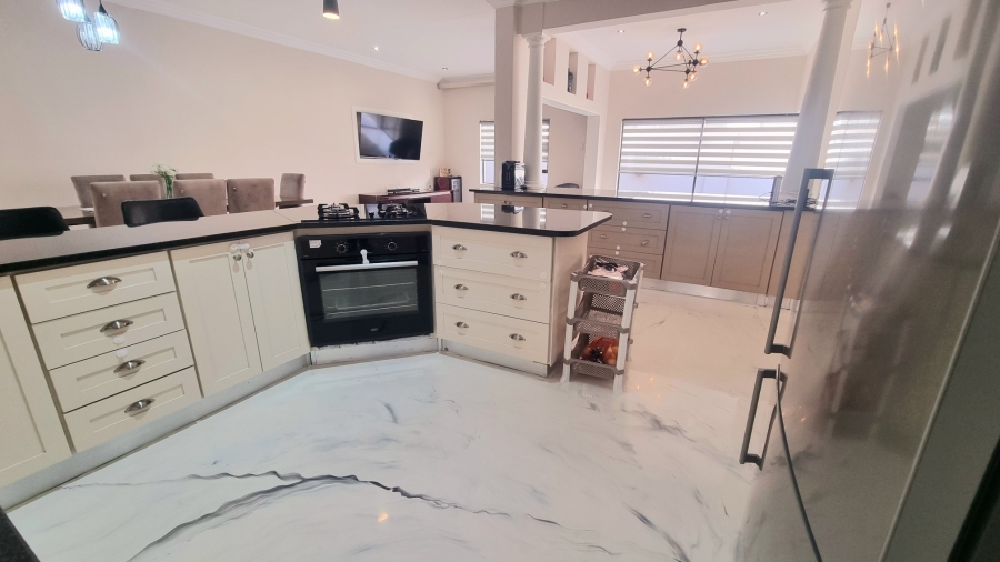 5 Bedroom Property for Sale in Crescent Wood Country Estate Gauteng