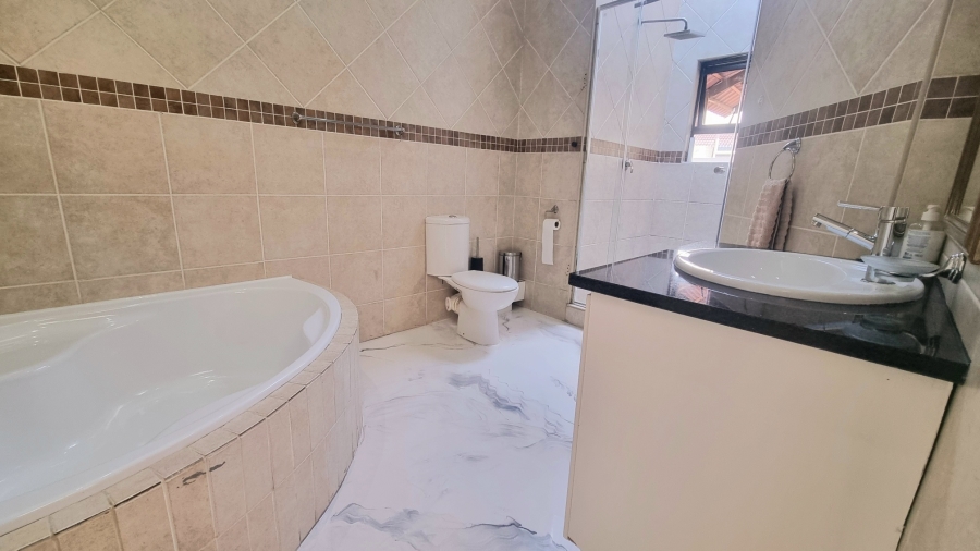 5 Bedroom Property for Sale in Crescent Wood Country Estate Gauteng