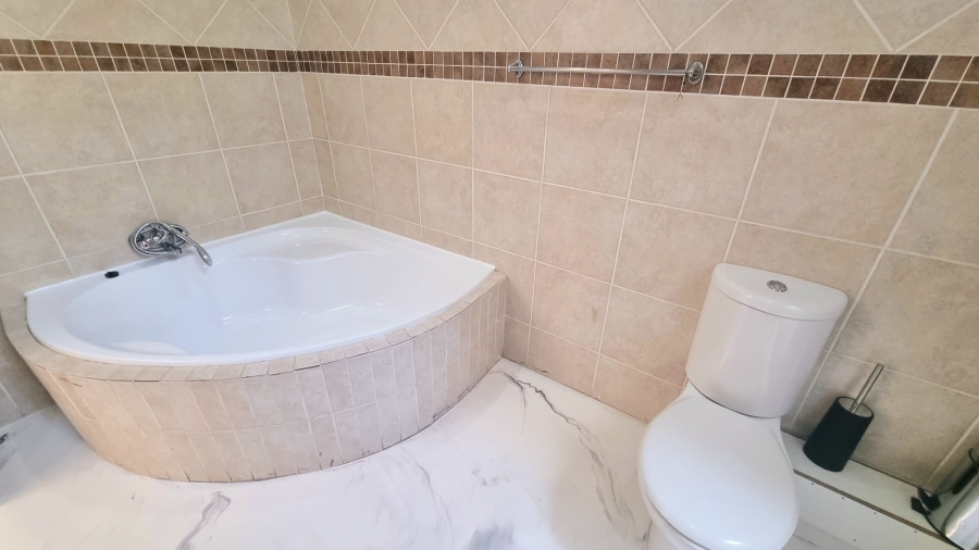 5 Bedroom Property for Sale in Crescent Wood Country Estate Gauteng