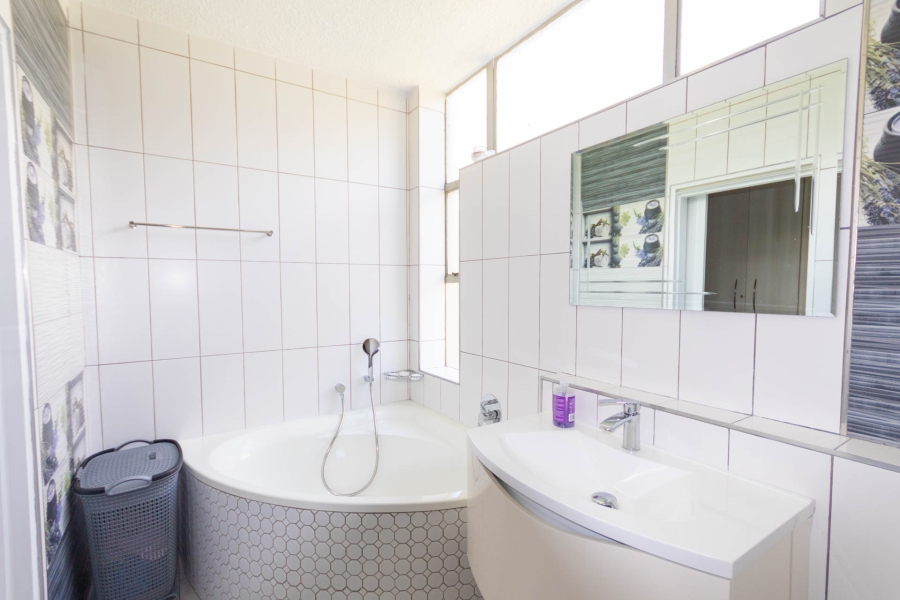 3 Bedroom Property for Sale in Sandhurst Gauteng