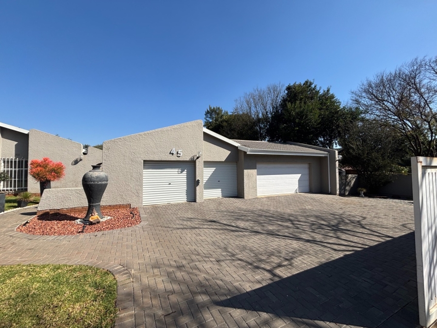 To Let 4 Bedroom Property for Rent in Glen Marais Gauteng