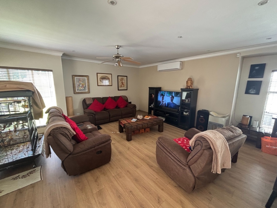 To Let 4 Bedroom Property for Rent in Glen Marais Gauteng