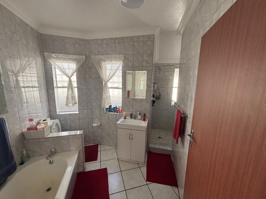 To Let 4 Bedroom Property for Rent in Glen Marais Gauteng