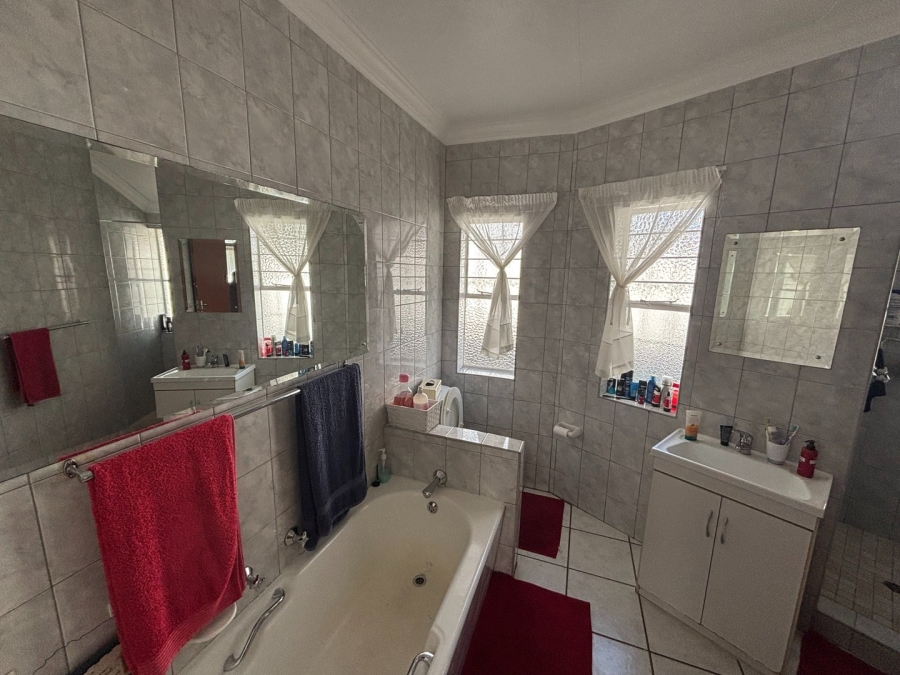 To Let 4 Bedroom Property for Rent in Glen Marais Gauteng