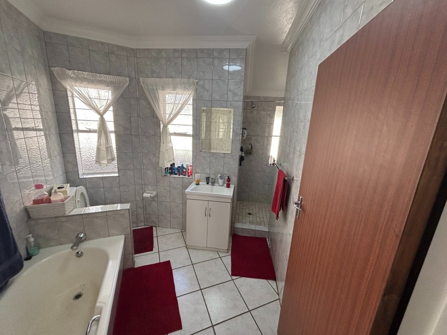 To Let 4 Bedroom Property for Rent in Glen Marais Gauteng