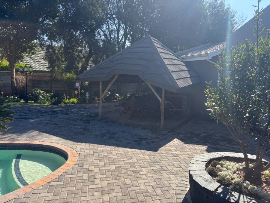 To Let 4 Bedroom Property for Rent in Glen Marais Gauteng