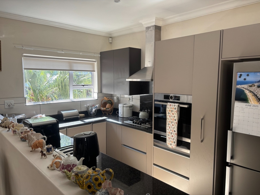 To Let 4 Bedroom Property for Rent in Glen Marais Gauteng