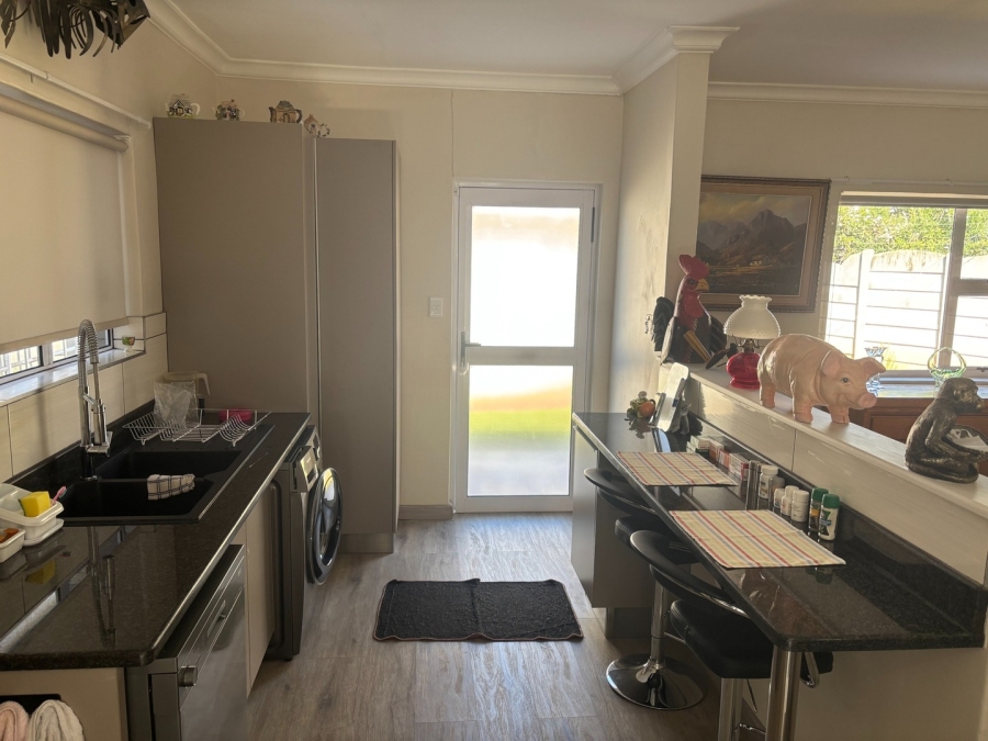 To Let 4 Bedroom Property for Rent in Glen Marais Gauteng