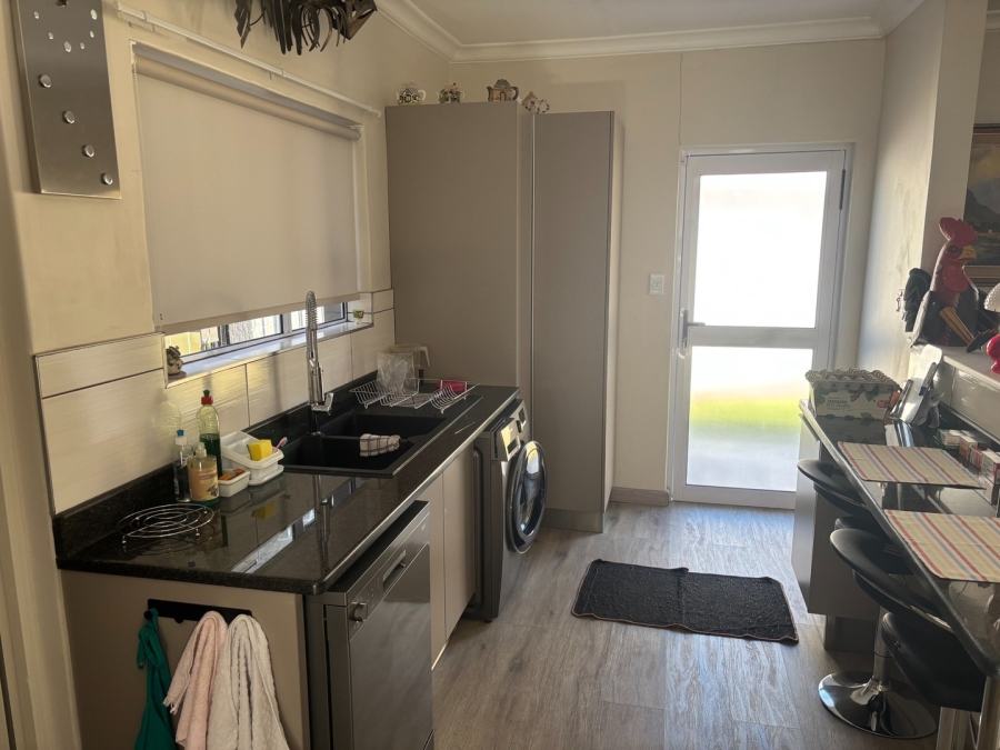 To Let 4 Bedroom Property for Rent in Glen Marais Gauteng