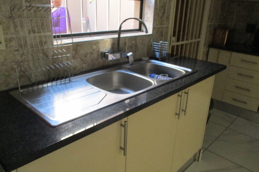 To Let 3 Bedroom Property for Rent in Birch Acres Gauteng