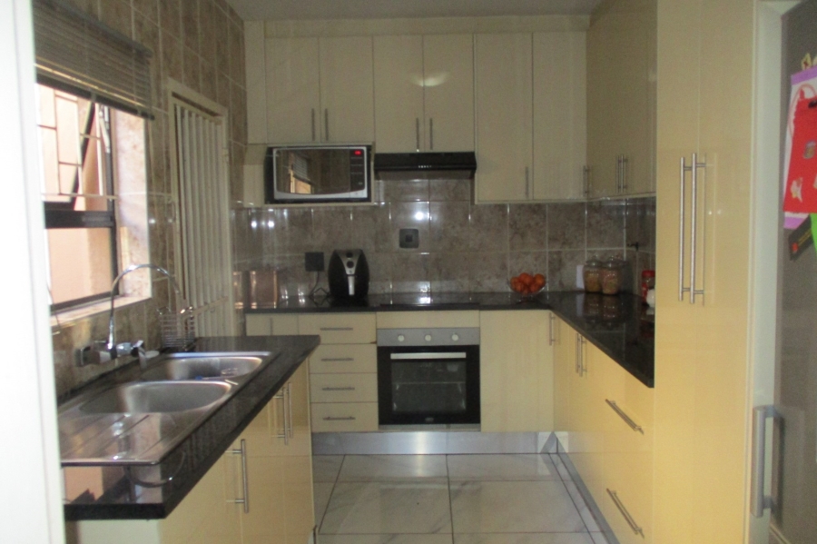 To Let 3 Bedroom Property for Rent in Birch Acres Gauteng