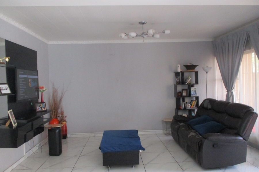 To Let 3 Bedroom Property for Rent in Birch Acres Gauteng