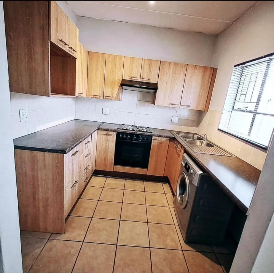 To Let 2 Bedroom Property for Rent in Noordheuwel Gauteng