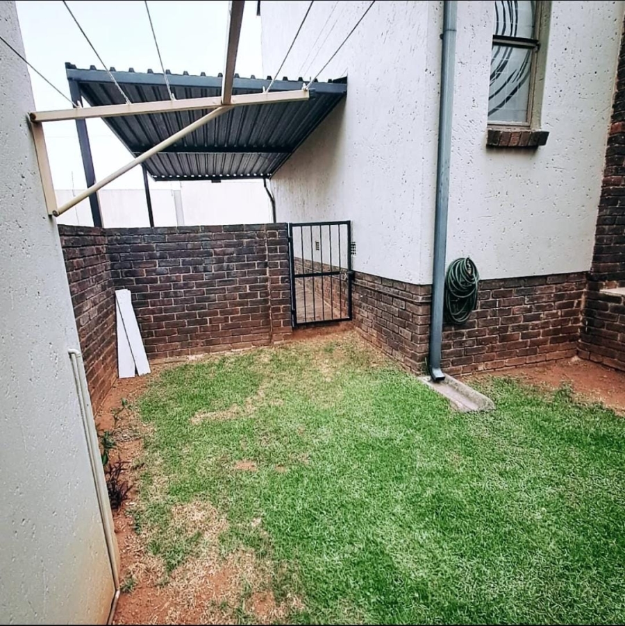 To Let 2 Bedroom Property for Rent in Noordheuwel Gauteng