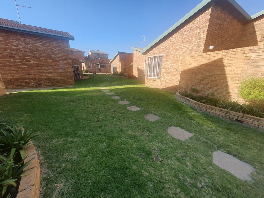 2 Bedroom Property for Sale in Groblerpark Gauteng
