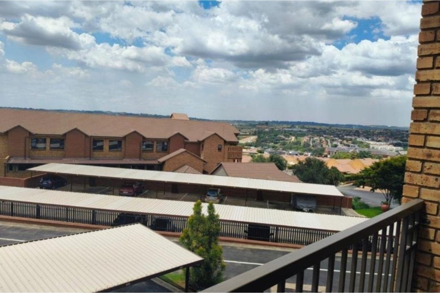 2 Bedroom Property for Sale in Featherbrooke Hills Retirement Gauteng