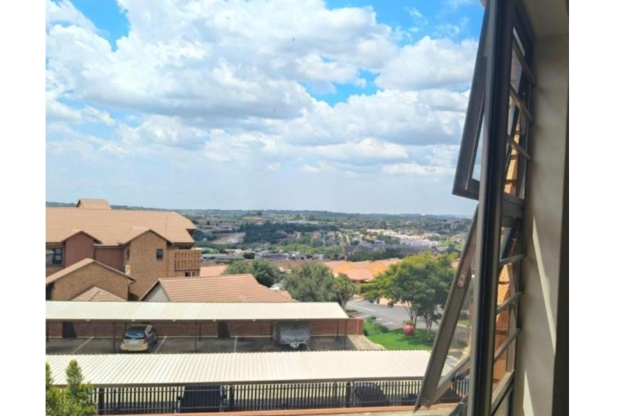 2 Bedroom Property for Sale in Featherbrooke Hills Retirement Gauteng