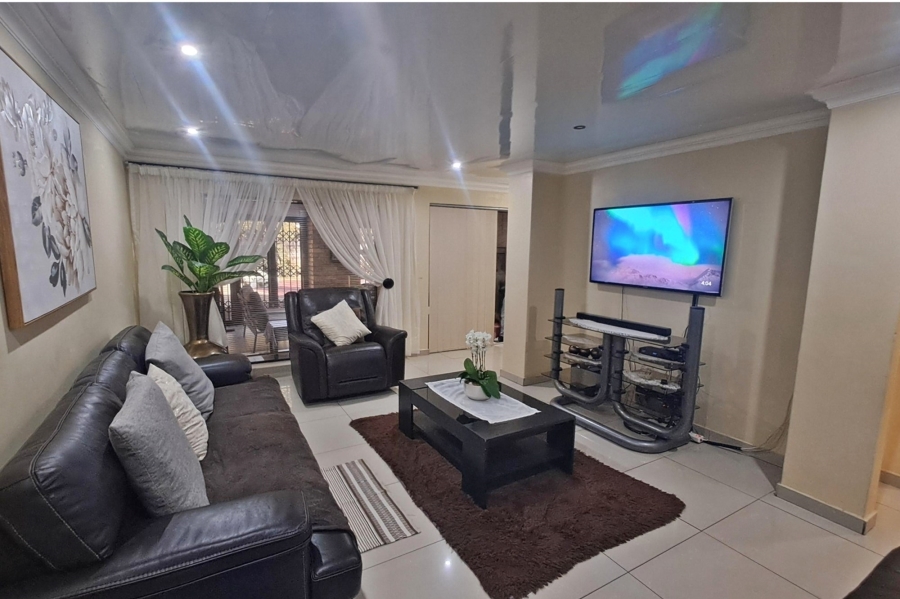 3 Bedroom Property for Sale in Rooihuiskraal Gauteng