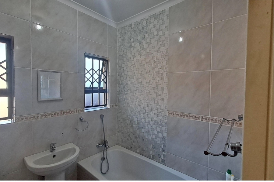 3 Bedroom Property for Sale in Rooihuiskraal Gauteng