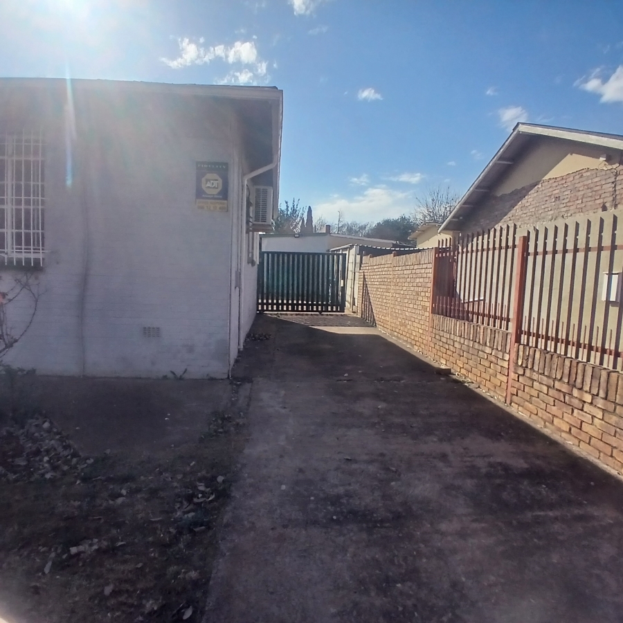 To Let 3 Bedroom Property for Rent in Selection Park Gauteng